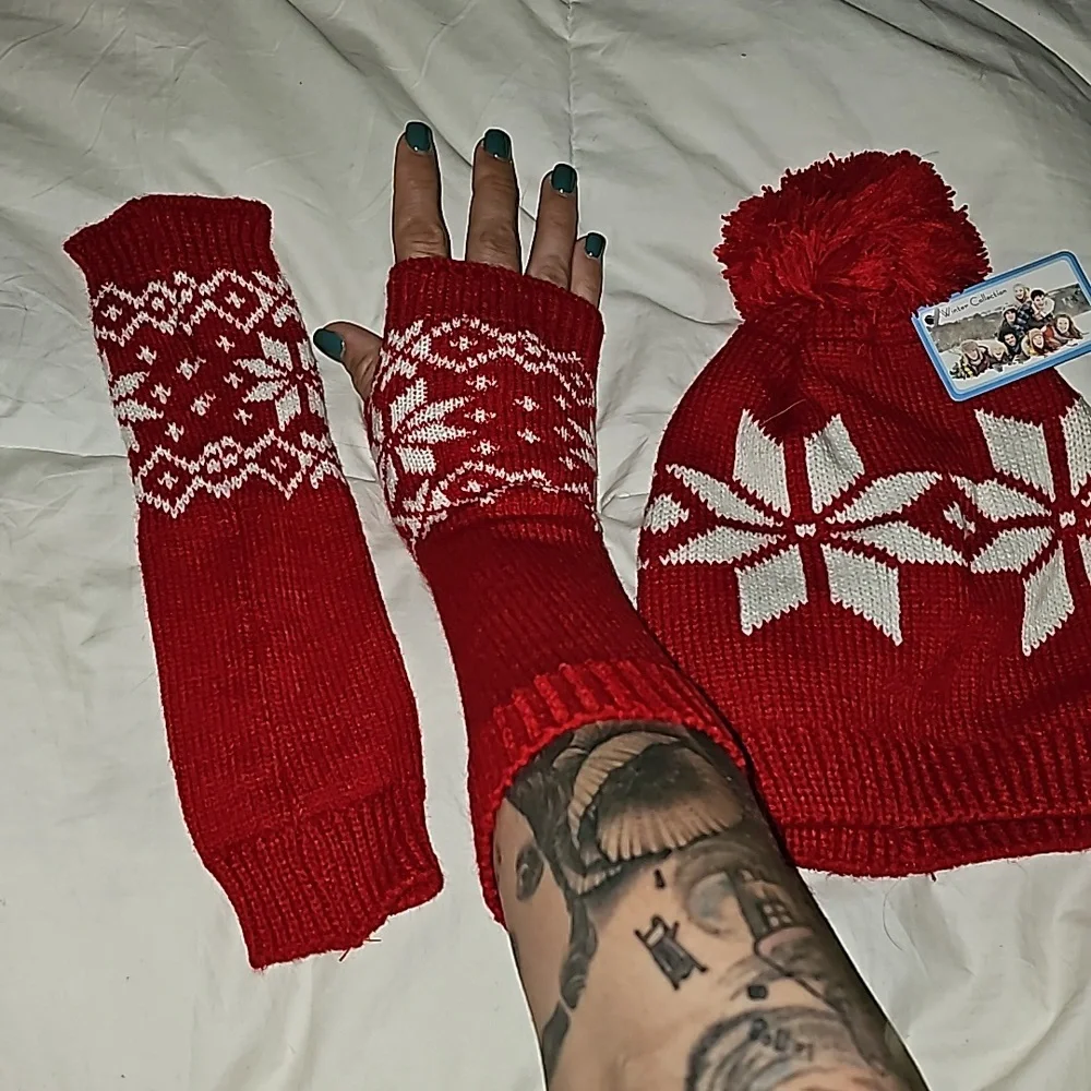 Womens beanie and hand warmer set!! Nwts!! Red and white. Outerwear